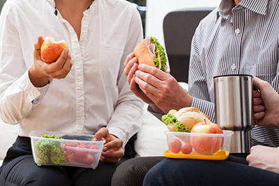 business-people-eating-healthy-lunches