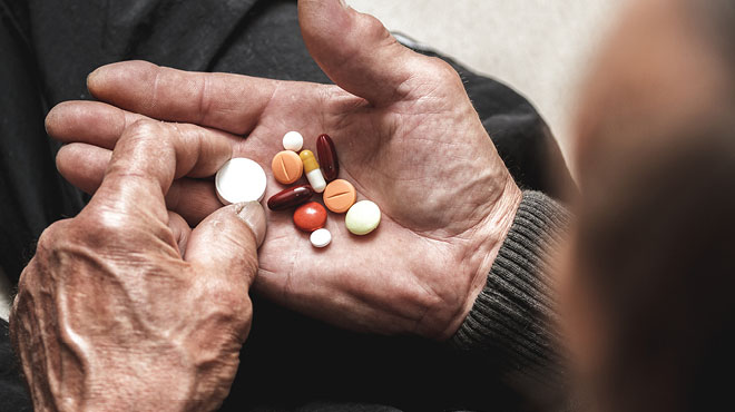 https://www.mayoclinichealthsystem.org/-/media/national-files/images/hometown-health/2020/elderly-palm-of-hand-holding-medications.jpg?sc_lang=en