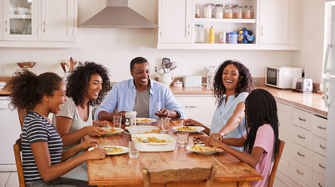 Family of 5 eating dinner laughing