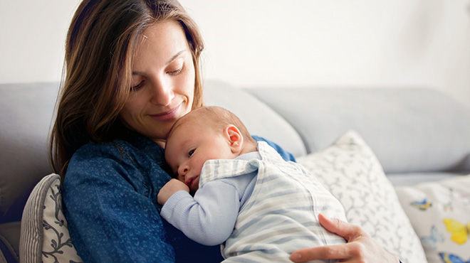 https://www.mayoclinichealthsystem.org/-/media/national-files/images/hometown-health/2021/baby-resting-on-moms-chest.jpg?sc_lang=en