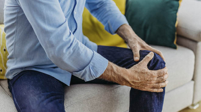 https://www.mayoclinichealthsystem.org/-/media/national-files/images/hometown-health/2021/hands-holding-knee-replacement.jpg?sc_lang=en