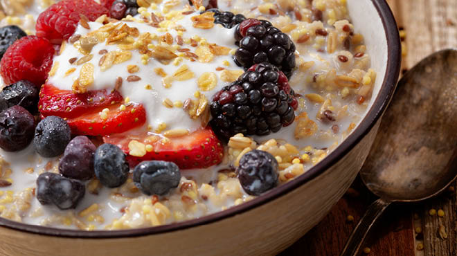 Oatmeal with berries and flaxseed