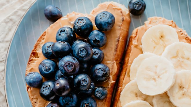 https://www.mayoclinichealthsystem.org/-/media/national-files/images/hometown-health/2022/toast-with-peanut-butter-and-fruit.jpg?sc_lang=en