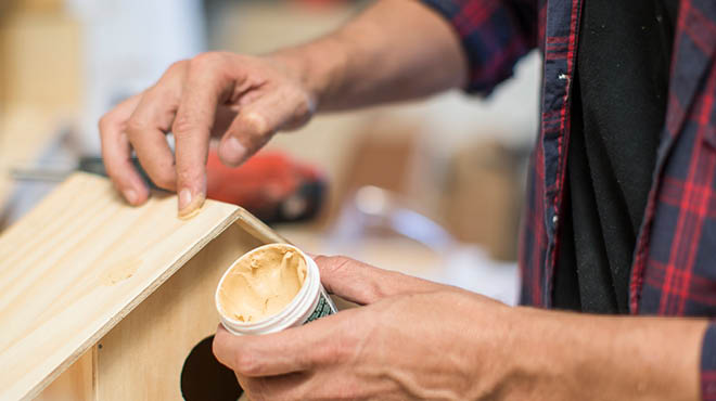 Finger smearing wood putty