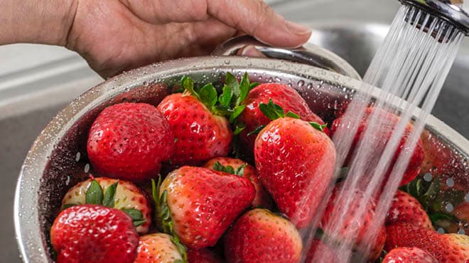 Rinsing strawberries