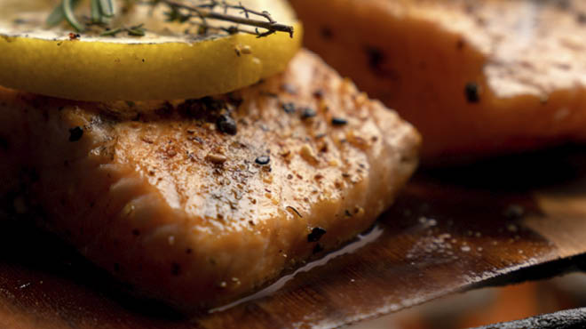 Salmon topped with lemon